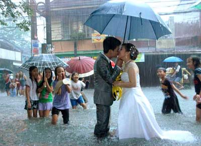 boda_en_Manila_bajo_la_lluvia