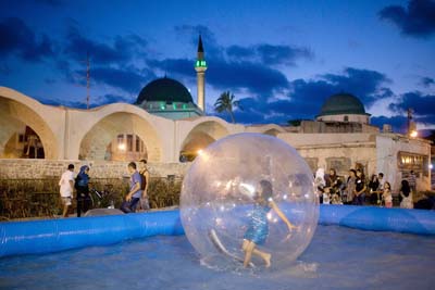 jugando_en_una_burbuja_de_aire_en_Israel