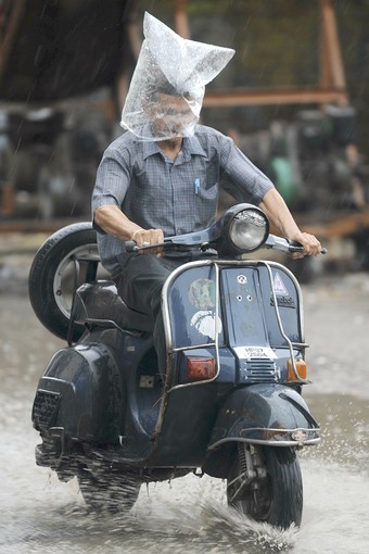 conduciendo_una_moto_bajo_la_lluvia_en_la_India.jpg