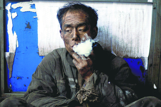 minero_chino_fumando