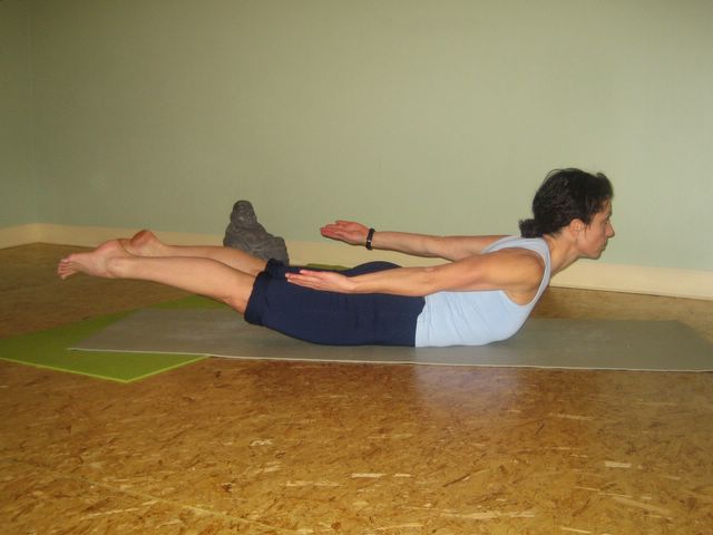 postura de saltamontes o Salabhasana